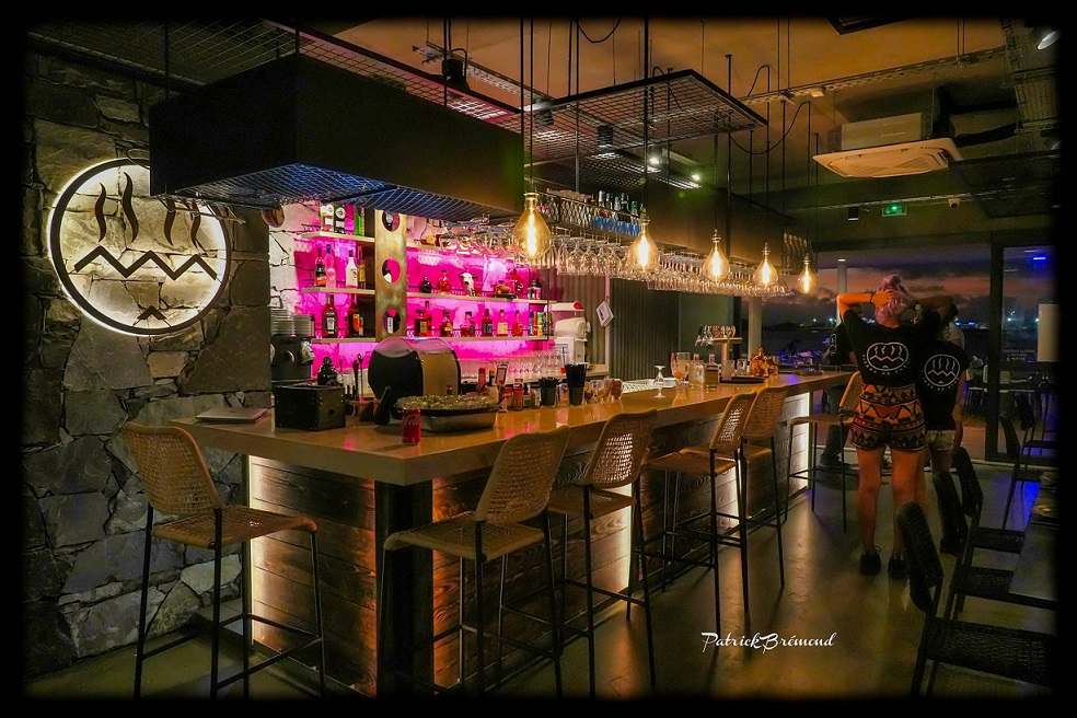 Intérieur du restaurant Tierra de Fuego la nuit, ambiance chaleureuse